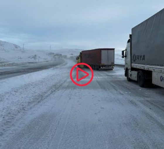 Kar yağışı Tendürek Geçidi'ni kapattı, onlarca araç mahsur kaldı