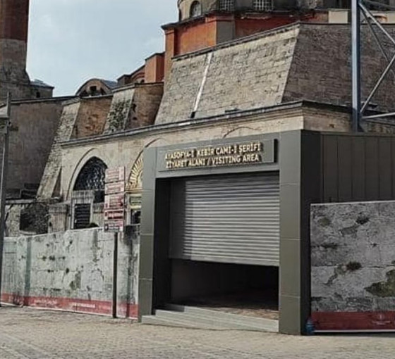 Ayasofya'nın turist kapısına kepenk takıldı