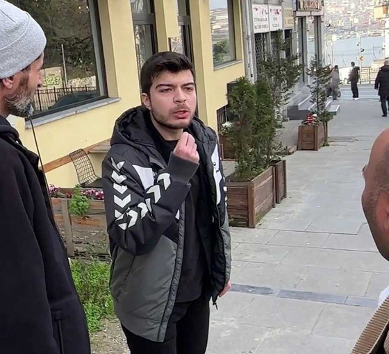 Tevhid bayrağı açan kişiye yumruk atan Ege Akersoy için istenen ceza belli oldu