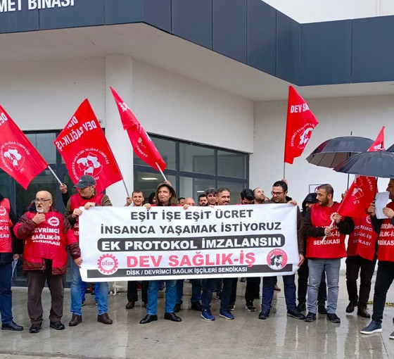 Dev Sağlık İş'te ek protokol eylemi: 'Artık yeter, emeğimizin karşılığını istiyoruz'