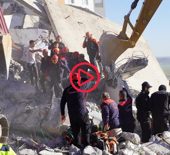 Maraş'ta ağır hasarlı bina iş makinesinin üzerine çöktü: Operatör enkaz altında