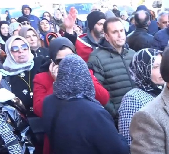 Maraş'ta depremzedeler AKP adayı Fırat Görgel'i protesto etti