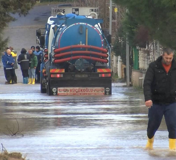 Silivri'de dere taştı, sokaklar göle döndü