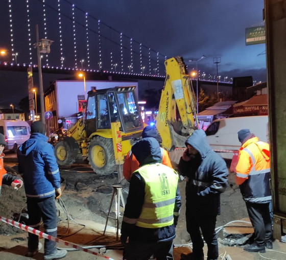 Beşiktaş'ta ana isale hattı patladı, trafik durdu