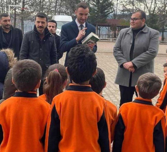 Ülkü Ocakları, randevuyla okula gidip çocuklara kitap dağıttı