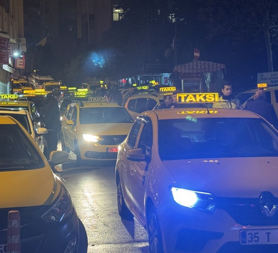 İzmir'de taksiciler öldürülen meslektaşları için konvoy oluşturdu