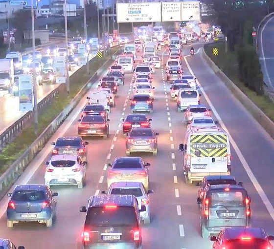 İstanbul'da okulların açılmasıyla trafik yoğunluğu oluştu