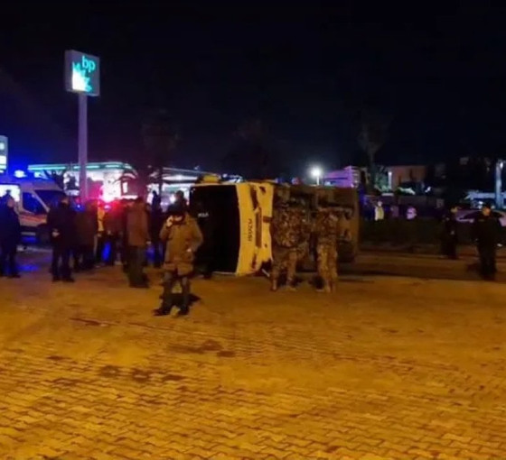 Hatay'da çevik kuvvet ekibini taşıyan midibüs devrildi: 11 yaralı