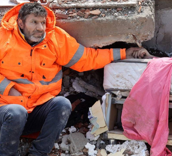 Enkaz altındaki kızının elini bırakmayan baba: Ellerini öptüm ama hiçbir çare bulamadık...