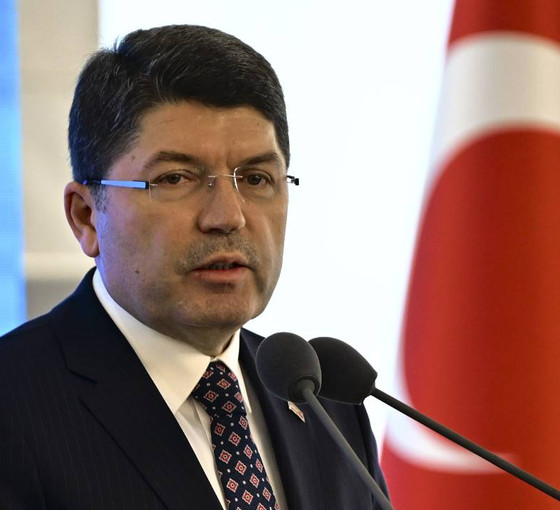 Adalet Bakanı Yılmaz Tunç, Çağlayan Adliyesi önünde konuştu: 34 gözaltı var, bir kişi yaralı yakalandı