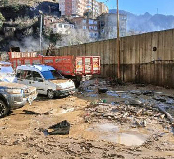 Artvin'de sel ve heyelan riski nedeniyle beş bina boşaltıldı