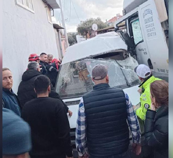 İzmir'de fabrika işçilerini taşıyan minibüs kaza yaptı: Üç ölü, 15 yaralı