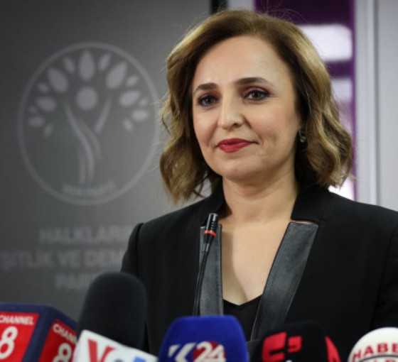Adayların açıklanması bekleniyor: DEM Parti'nin açıklaması bir saat ertelendi