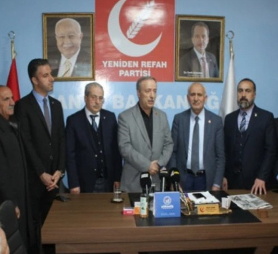 AKP'den peş peşe dört istifa: Van'da AKP'li başkanlar YRP'ye geçti