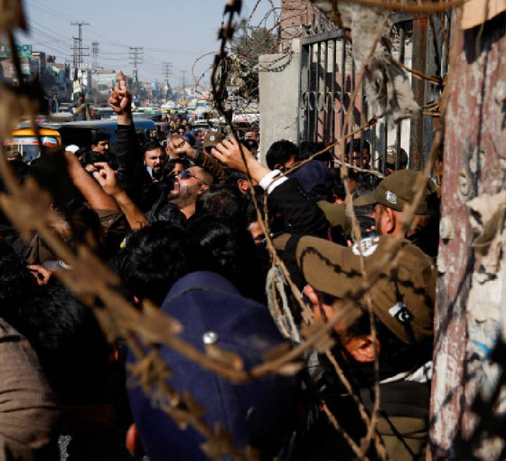Pakistan'da partisine türlü yasak getirilen, hapse atılan İmran Han'ın desteklediği bağımsız adaylar seçime damga vurdu