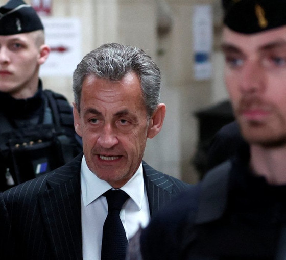 Sarkozy'ye bir yıl hapis cezası: Elektronik kelepçe takabilir