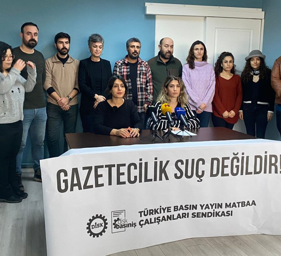 Basın-İş İzmir’de gözaltına alınan gazeteciler için açıklama yaptı