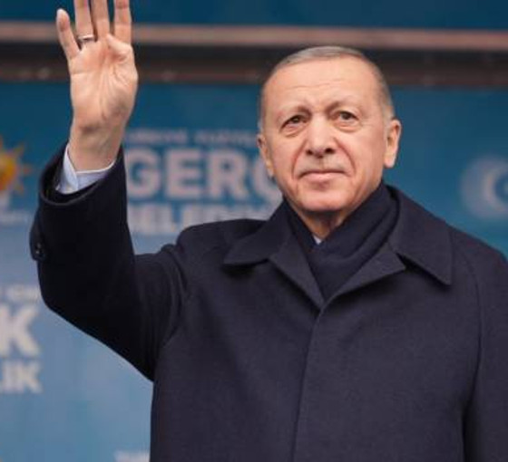 Erdoğan, Sisi görüşmesi sonrası Samsun'da halkı rabia işaretiyle selamladı