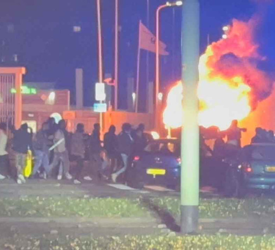 Hollanda'da muhalif ve hükümet yanlısı Eritreliler birbirine girdi, Lahey savaş alanına döndü