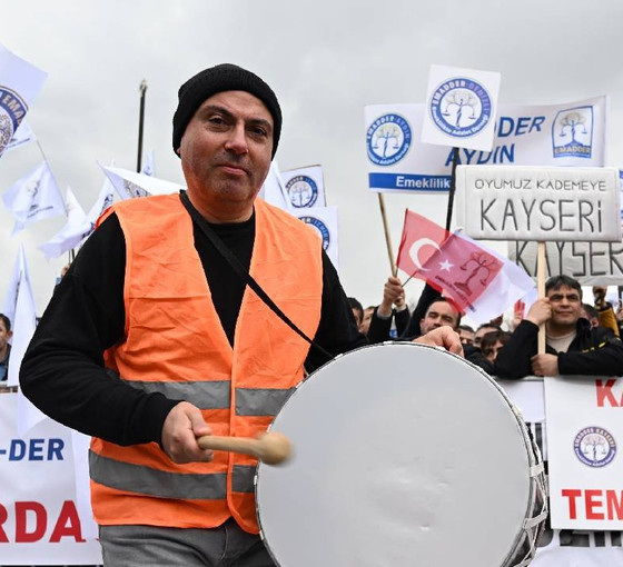 'AKP araştırdı: Emekli tabanının yüzde 30'unu kaybetti'