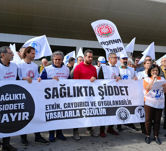 Adana'da sağlıkta şiddet protestosu: 'Her 30 dakikada bir sağlık çalışanı şiddete uğruyor'