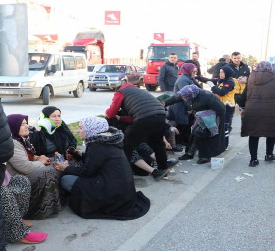 Afyon’da işçi servisi ile tır çarpıştı: 14 kadın işçi yaralandı