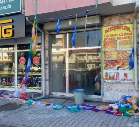 DEM Parti'nin seçim bürosundaki bayraklar söküldü: Tüm halkımızı partimizi ve adaylarımızı sahiplenmeye çağırıyoruz