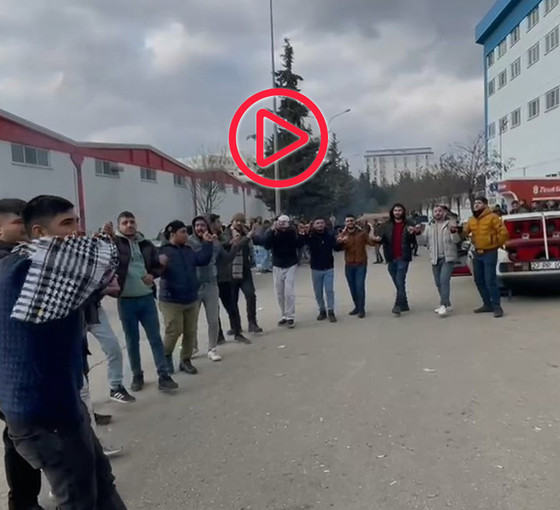'Zam yap patron' şarkısını çalmıştı: Hem işten atıldı hem para cezası kesildi