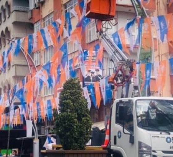 Kayyım elindeki Diyarbakır Büyükşehir Belediyesi'ne ait vinç AKP propagandası için kullanıldı