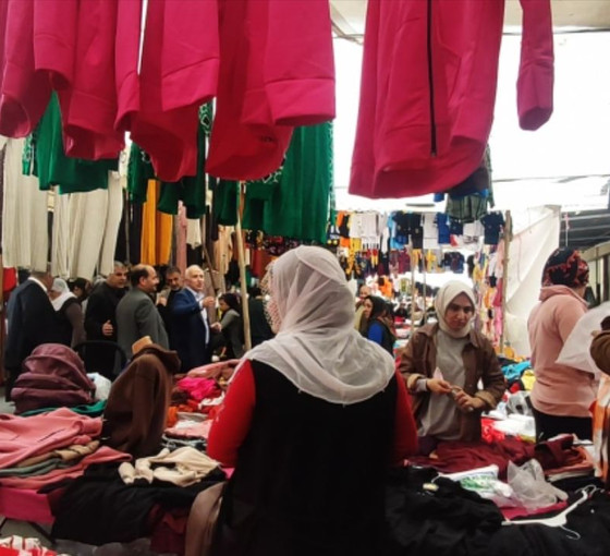 Mersin'de pazar yerini ziyaret eden AKP adayı tepki gördü: Neyin barışı ekmek 10 lira oldu