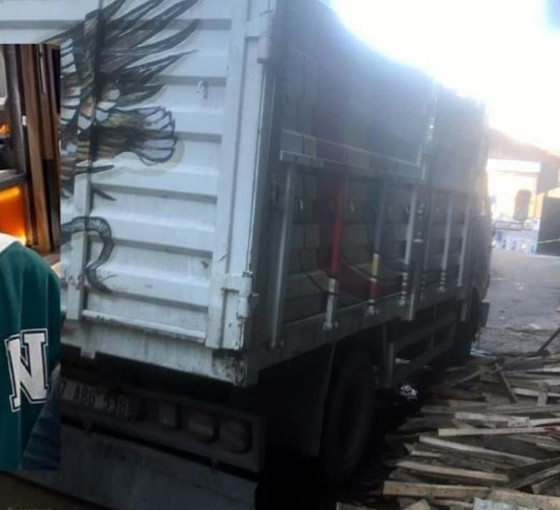 Kamyonet kapağı ile duvar arasında sıkışan 13 yaşındaki çocuk işçi vefat etti