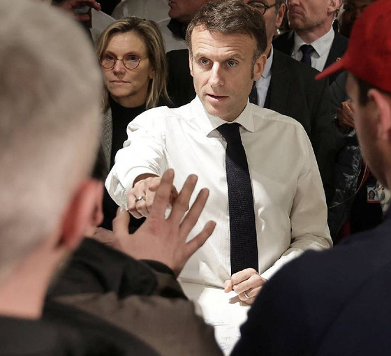 Paris Tarım Fuarı'nı basan çiftçiler, Macron'a meydan okudu: 'İstifa et, burası bizim evimiz, seni ellerimizle çıkarırız'