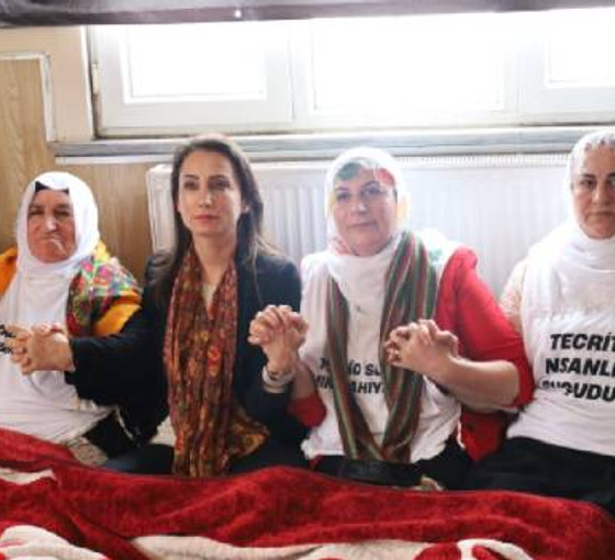 Tülay Hatimoğulları, İstanbul'da Adalet Nöbeti'ni ziyaret etti: 'Gelin barış köprüsünü hep beraber kuralım'