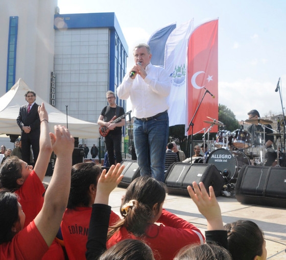 Bakan, çocuklardan AKP adayı için destek istedi: 'Adayımız çocukları ve sporcuları seviyor'