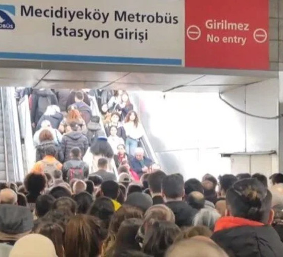 Mecidiyeköy metrobüs durağında yürüyen merdivenler arıza yaptı: Üç yaralı
