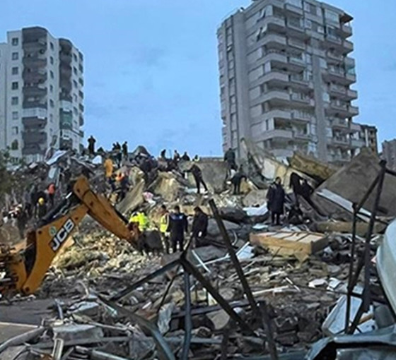 Adana'daki Özgür Apartmanı Davası: İki müteahhit tutuksuz yargılanacak
