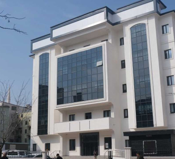 Iğdır kayyımı Kürtçeye yer vermemişti: Tepkiler üzerine Türkçe tabela da indirildi, belediye binası tabelasız kaldı