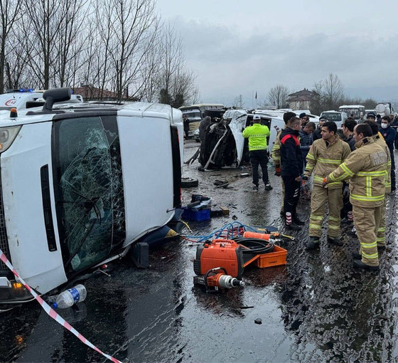 Bartın'da işçi servisleri çarpıştı: Bir ölü, 29 yaralı