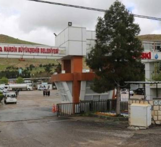 Taşınmazları devretmesi yetmedi: Mardin'de kayyım, yeniden borçlanarak AKP'li belediyeye para aktardı