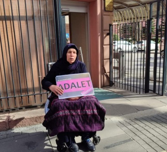 Emine Şenyaşar bir kez daha bakanlık önünde