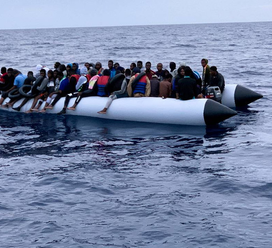 Libya'dan İtalya'ya giden bottan kurtarılan göçmenler, içlerinden 60'ının öldüğünü söyledi