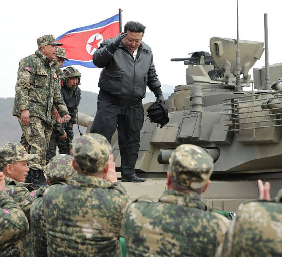 'Tank şoförü' Kim'den ordu birliklerine 'savaşa hazırlıklı olun' emri