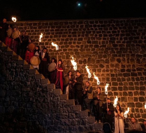 Diyarbakır surlarında 75 meşale ile Newroz kutlaması