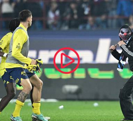 Fenerbahçe-Trabzonspor maçında olay: Sahaya giren taraftarlar fenerbahçeli futbolculara saldırdı
