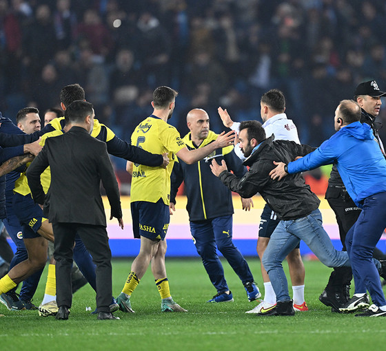 Fenerbahçe Trabzonspor maçında saha karıştı, TFF'den açıklama: Gerekli cezai müeyyide uygulanacağından kimsenin şüphesi olmasın