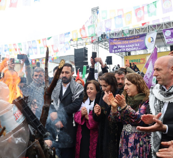 Karlıova, 12 yıl sonra Newroz'u kar yağışıyla karşıladı: Demirtaş atkısı alana alınmadı