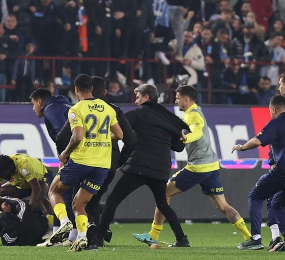 Trabzonsporlu Denswil Hollanda basınına konuştu: Görüntülerde yerde bir bıçak olduğu görülüyor