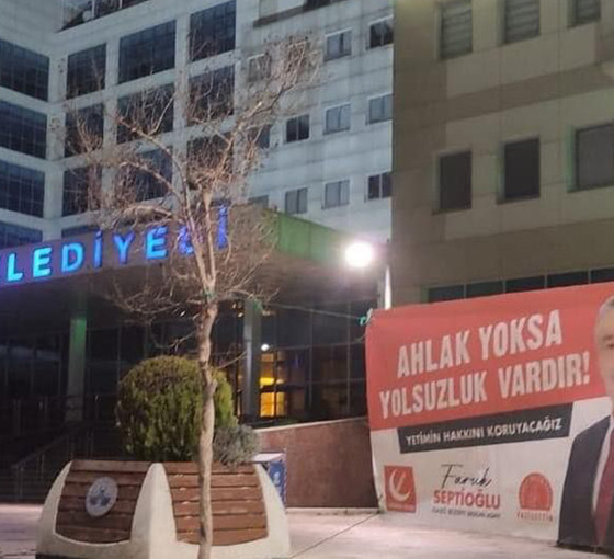 YRP’nin ‘Ahlak Yoksa Yolsuzluk Var’ pankartı AKP’li belediye tarafından indirildi