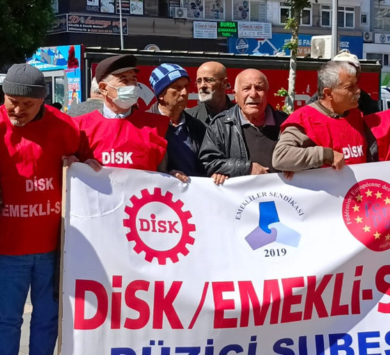 Emekliler Adana'da eylem yaptı: 'Bugün burada yarın sandıktayız'