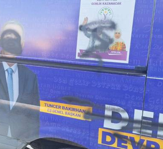 Bursa’da DEM Parti seçim minibüsüne ve ilçe binasına sprey boyalı saldırı